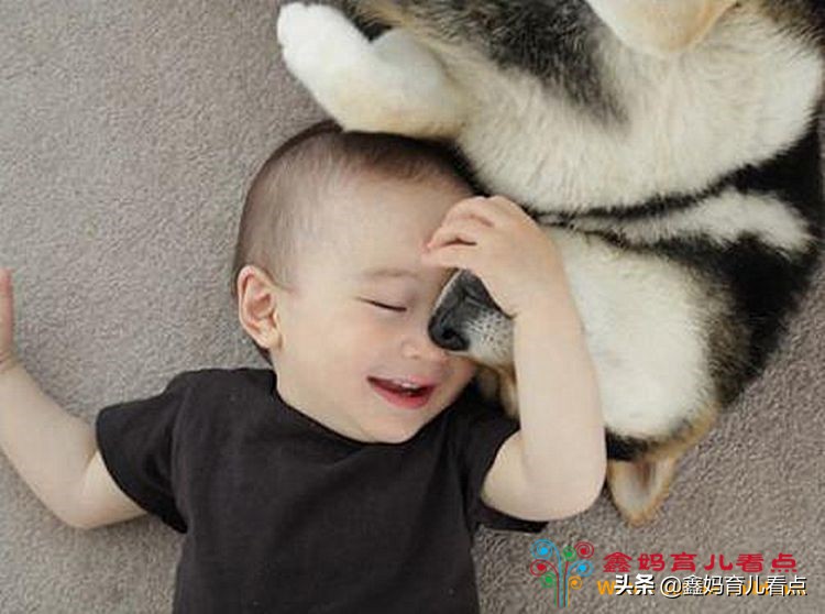 半岁宝宝，视听发育已经接近成人，宝妈竟然这么做。