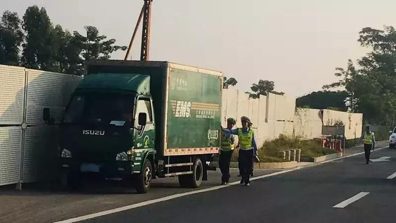 82岁老人中暑晕倒三人相救,80岁老人暑天中暑呕吐