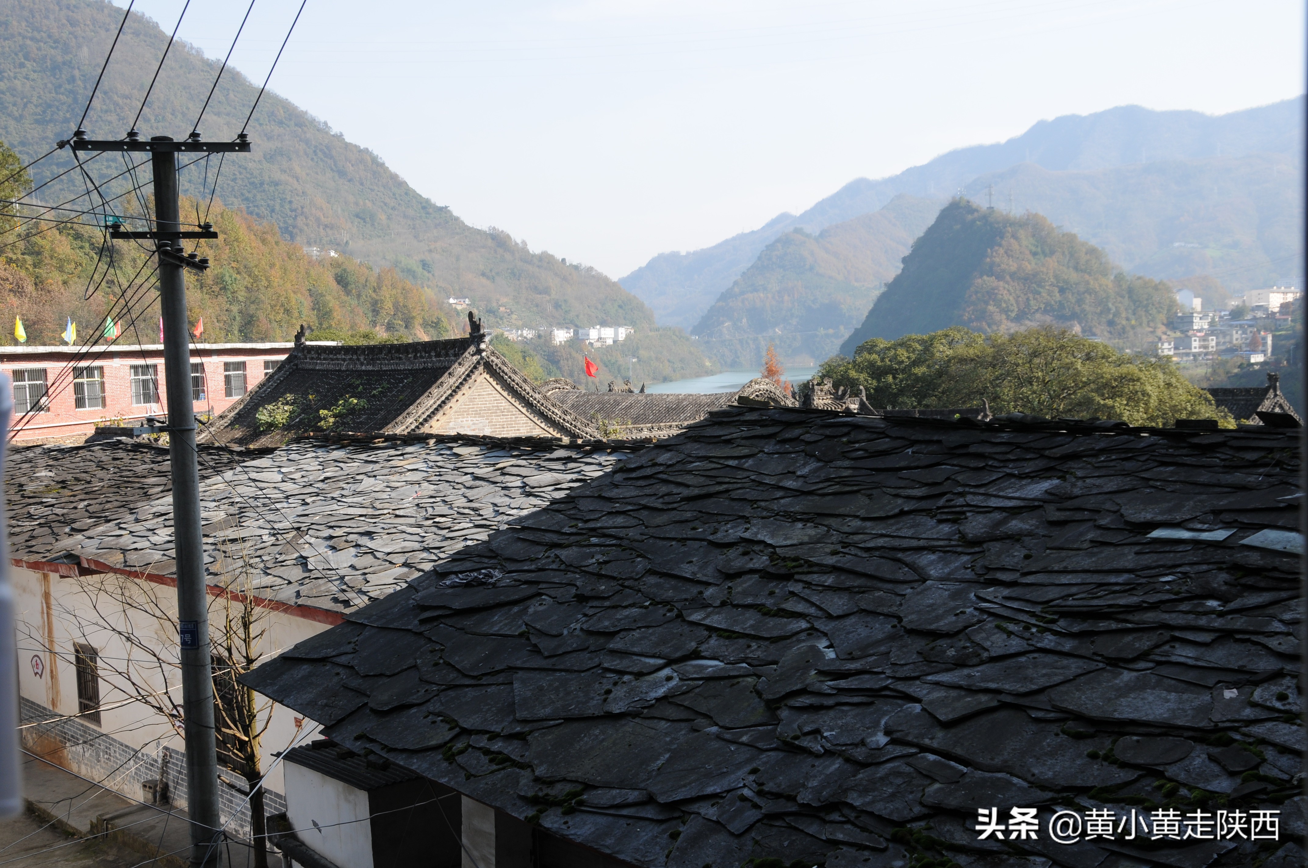 陕*藏西**了座“湘西小城”,人们一出门就爬坡,坐船比走路多