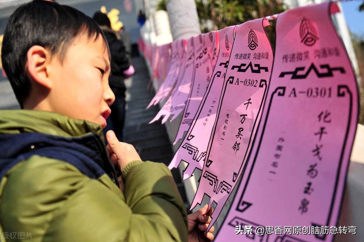 猜衣服上的东西：一个软，一个硬，两手紧抓向里弄（打一常见物）