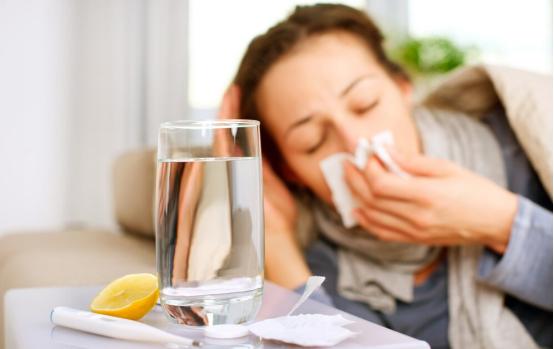 科普感冒喝水的作用,感冒被说多喝热水