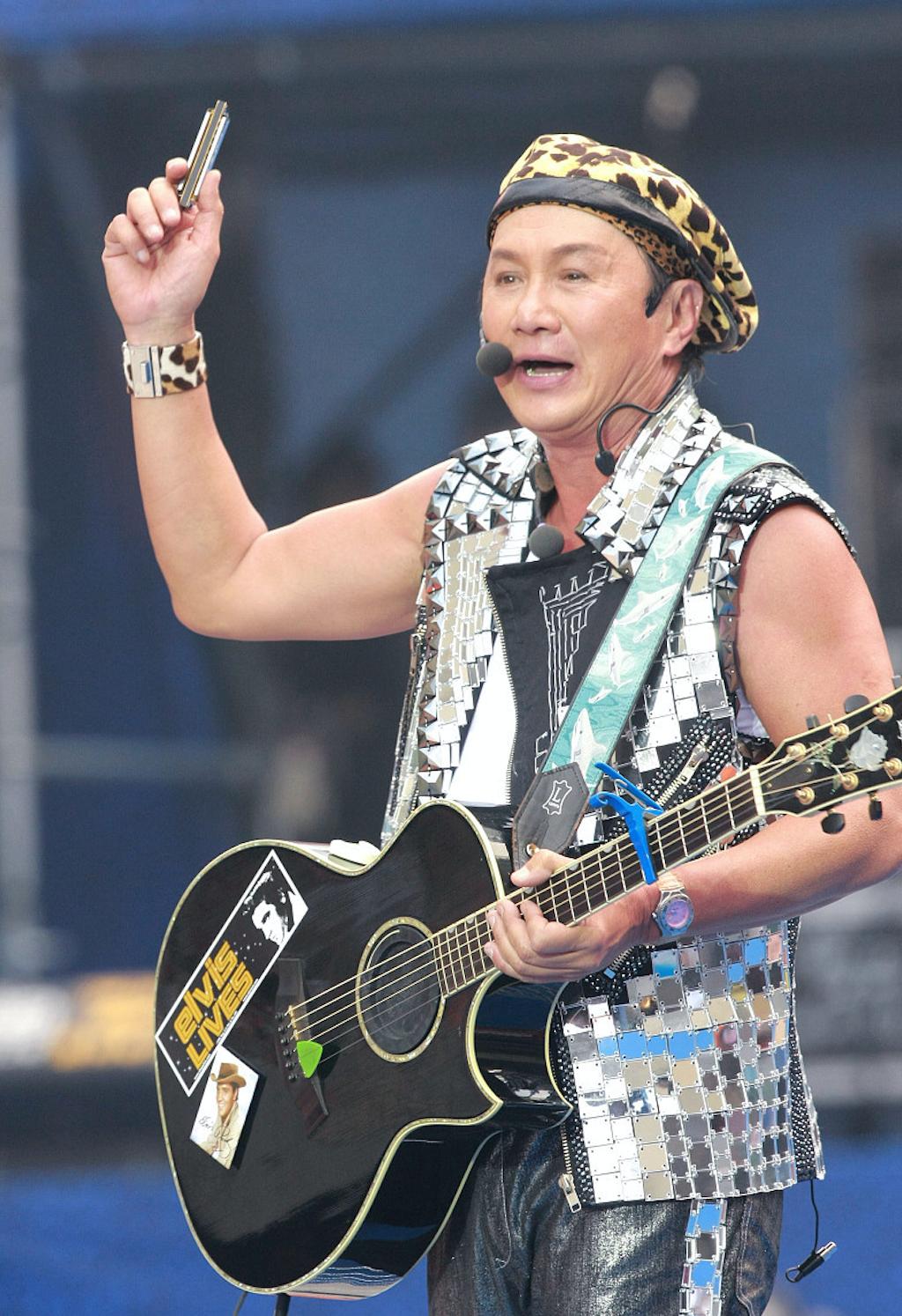 71岁歌神许冠杰捐25万救济21位失业技工,彼此合作30年患难见真情