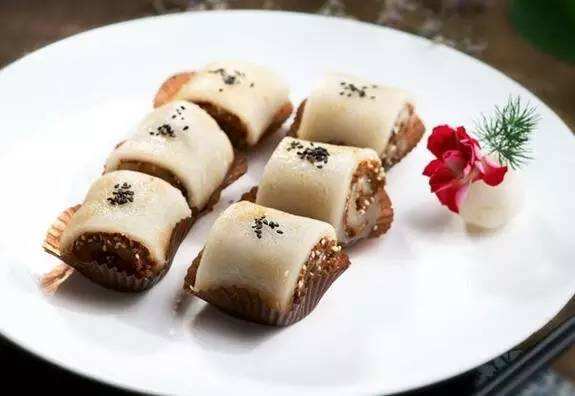 路边的甜品店，传出“砰砰”的敲打声