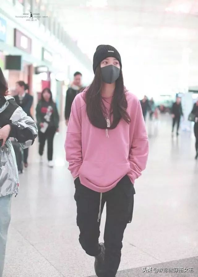 2020最潮搭配少不了这一条工装裤,初秋工装裤搭什么上衣