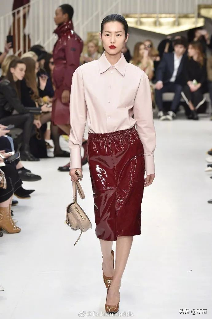 刘雯露腰全身照,刘雯晒出一组美照着绿色露腰上衣