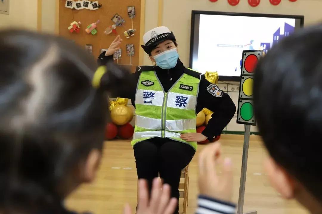 开学季百警坚守护学岗,开学季警察蜀黍温馨寄语