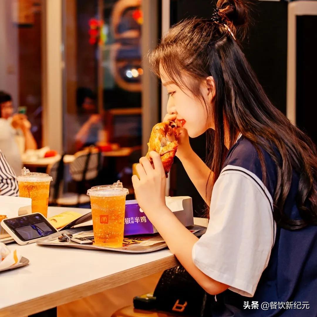 华莱士手扒鸡对比肯德基,华莱士肯德基麦当劳哪个汉堡好吃