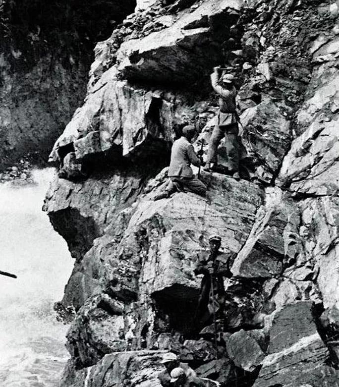 为了这两条公路，11万人开进“世界屋脊”，3千多名英烈捐躯！中国为什么总能创造奇迹