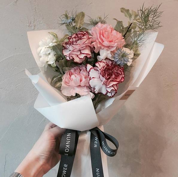 母亲节为什么要送女朋友礼物,母亲节送什么颜色的康乃馨