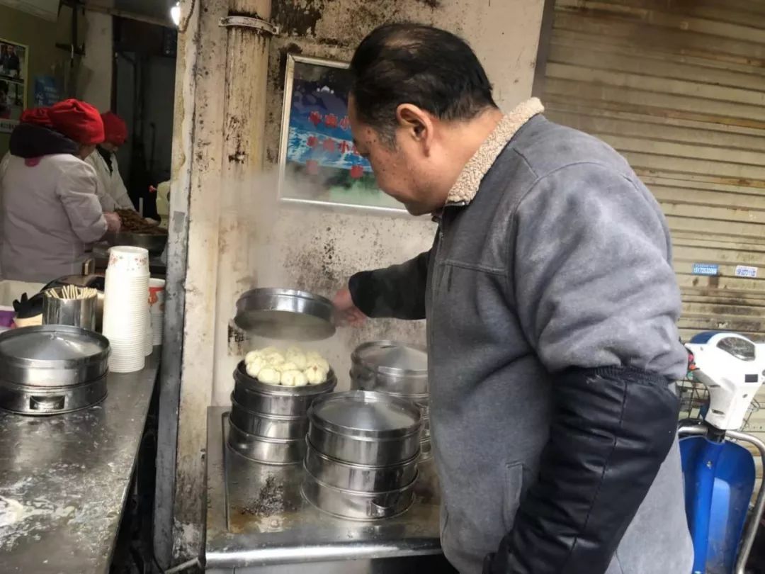 牛肉包子、热干面和豆皮，寻找传说中的武汉老武锅“三大金刚”
