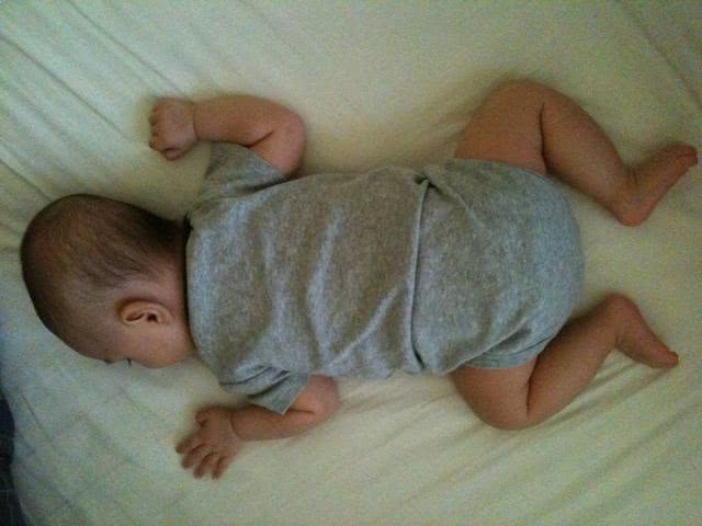 宝宝经常趴着睡是怎么回事,两岁的孩子一直趴着睡有危害吗