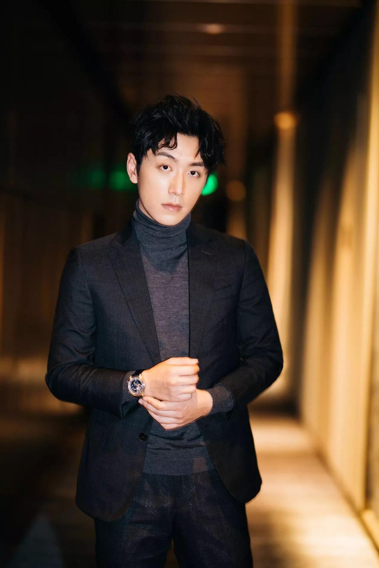 白客紫色果然有韵味,白客变成颜值明星