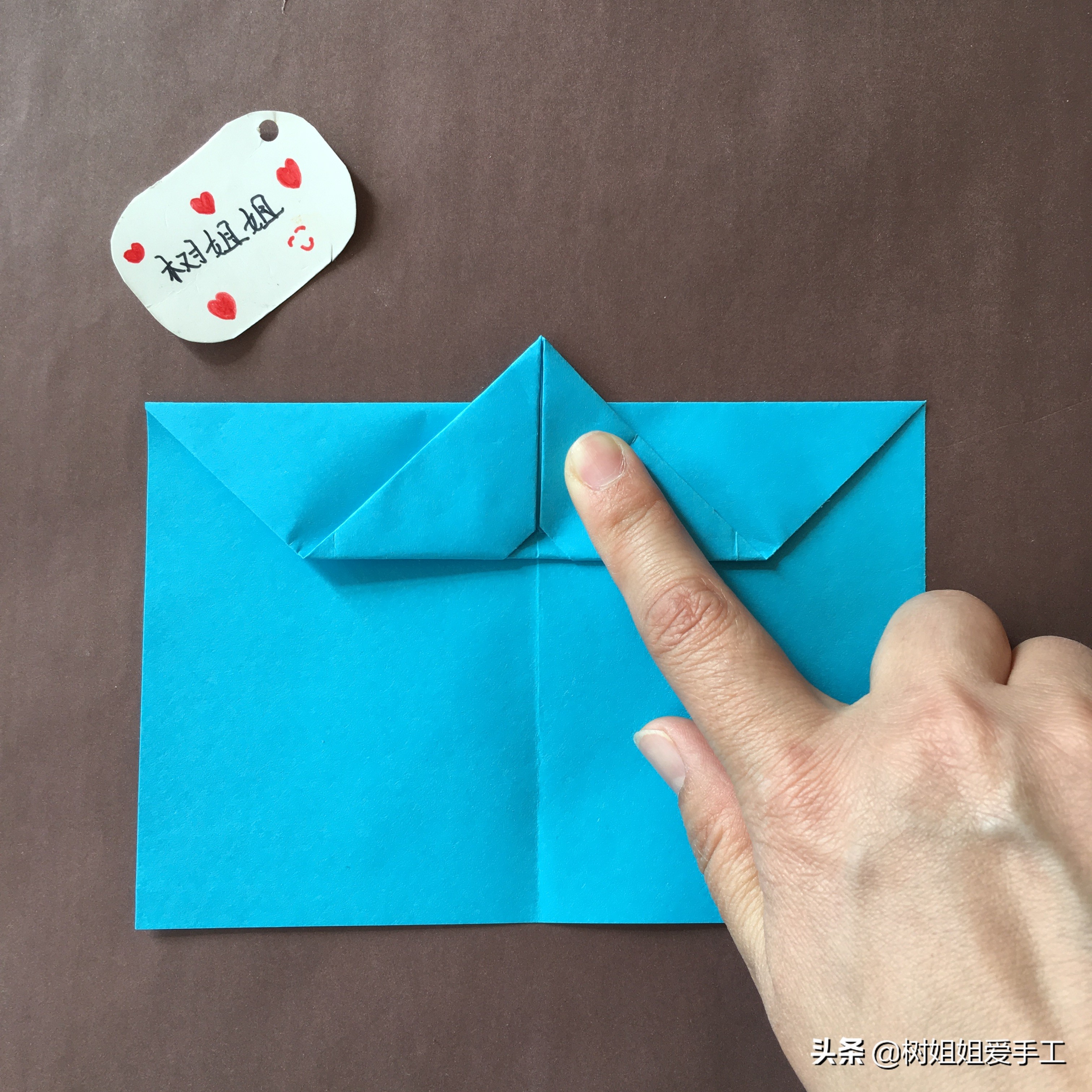 飞机折纸飞得又远又稳折法,正方形折纸飞得最远的纸飞机折法