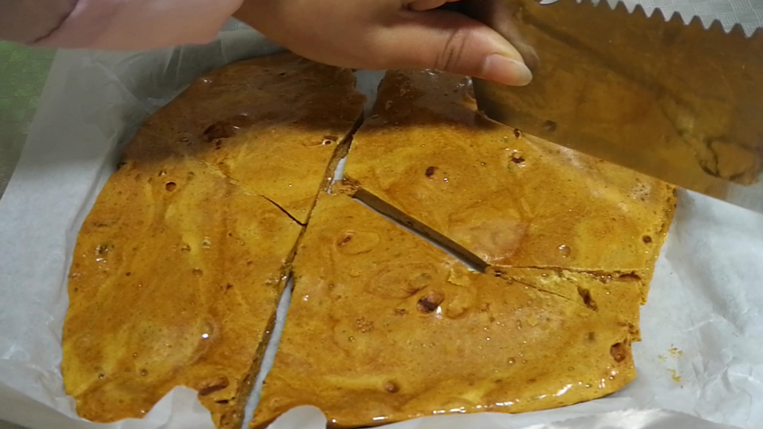 白糖熬的糖浆一放水里成冰块了,白糖熬成糖浆放凉再熬又变成白糖