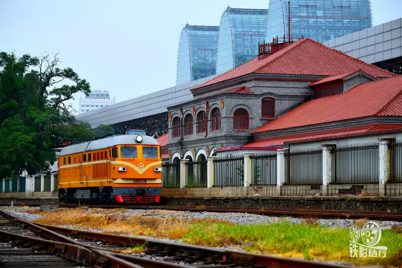 行人车辆请注意火车就要来了,行人车辆请注意火车来了不要抢道