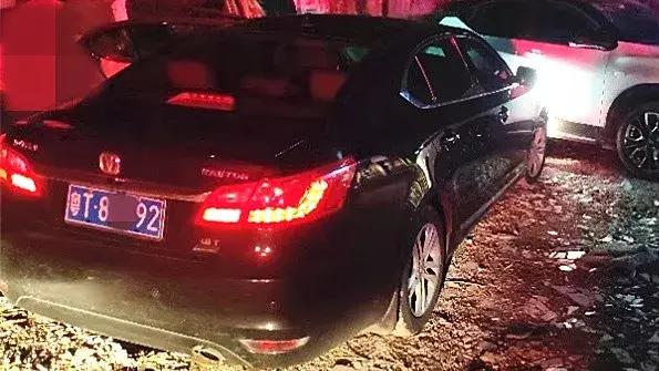 珠海边检男子冲关,冲卡逃跑民警数次鸣枪警告