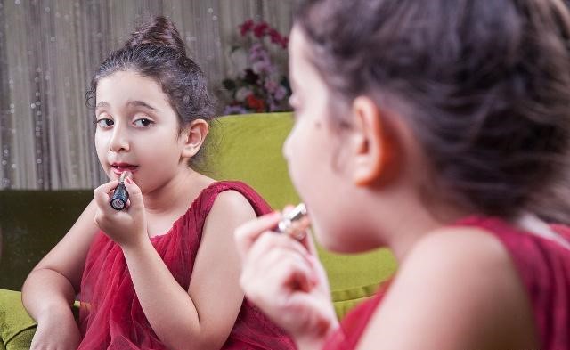 8岁女娃来例假，竟是因为妈妈这样做！家长们可长点心吧