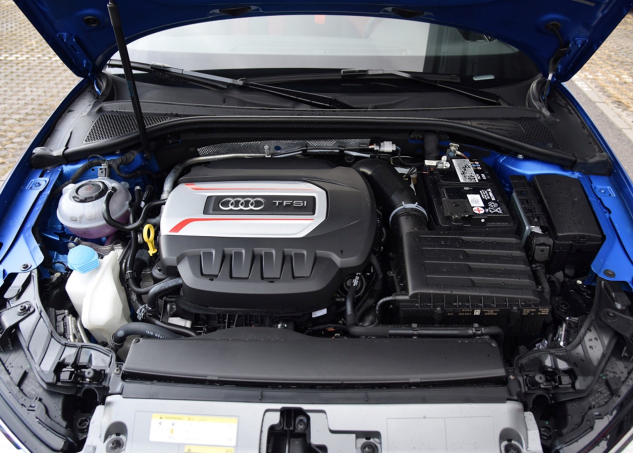 奥迪a3时尚运动版跑高速,很动感的奥迪a3高清素材