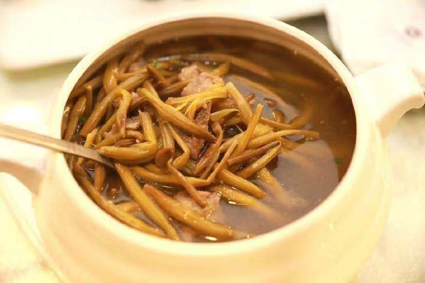 秋冬皮肤瘙痒起红疹子越挠越痒,秋冬季节小腿皮肤起红点瘙痒