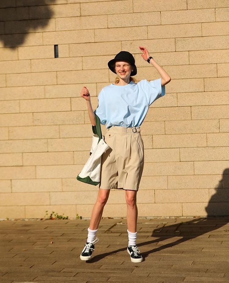 微胖女人穿T恤时，要记住“4不要”，不然显胖还显矮，很没气质