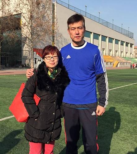 她曾是中国第一足球记者,与米卢关系密切,今再贴米卢合影少人看