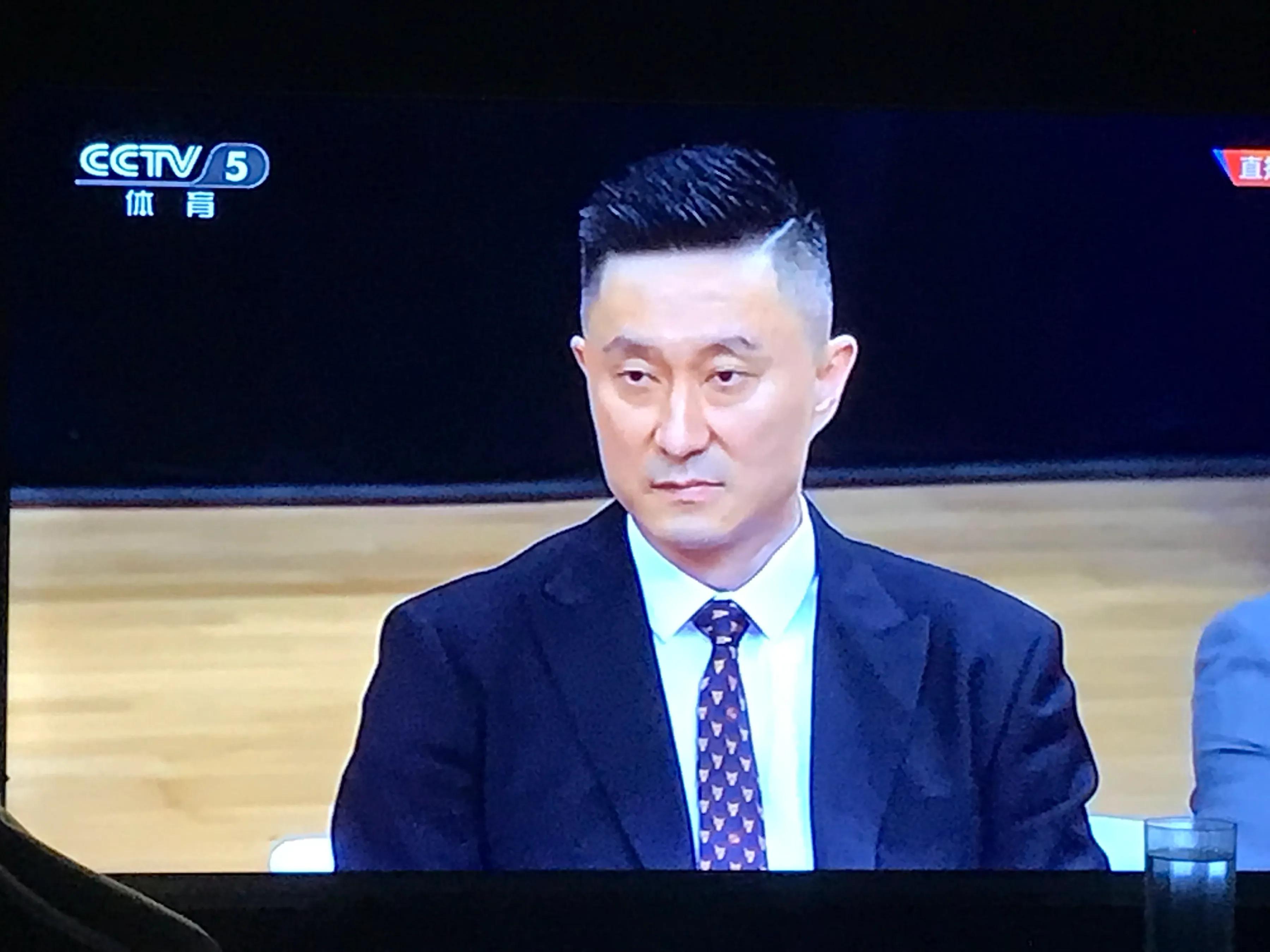 艰难赛季广东披荆斩棘终夺冠,广东艰难时刻