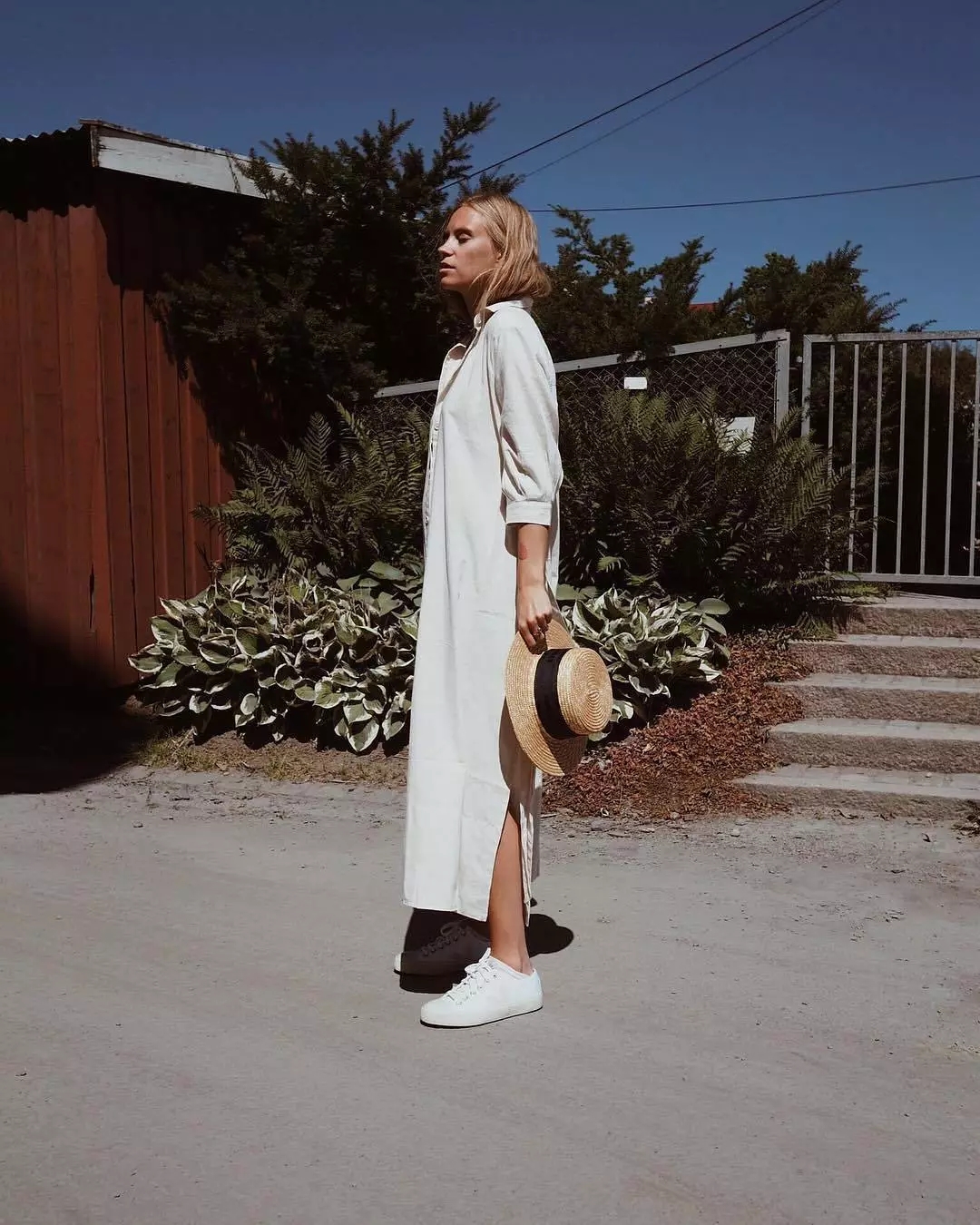 时尚流行减龄的穿法大码,运动鞋搭配裙装这种造型更加时髦