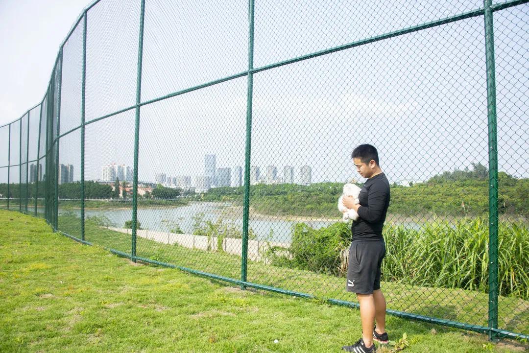 你们不在，我替你们好好逛携创的新足球场，喵~