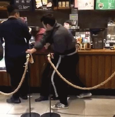 近期迷惑行为大赏：优衣库T恤抢破头、全网嘲蔡徐坤