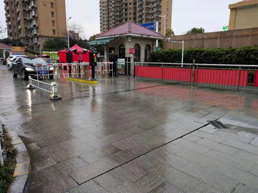 一路之隔繁华程度不一样,一路之隔和万人空巷的区别