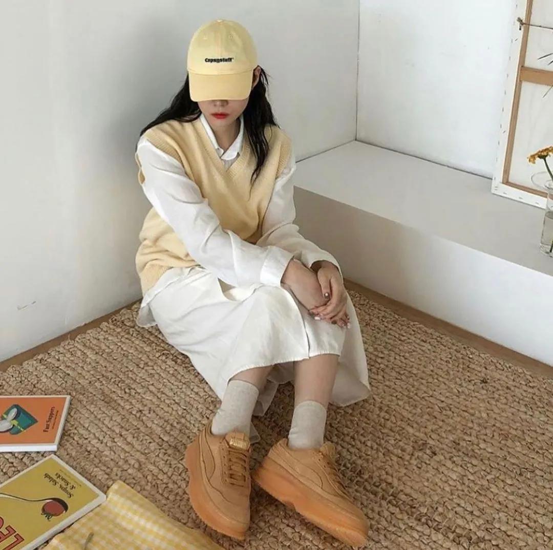 为什么韩国人总能把丑鞋穿成爆款，拍照技巧发色妆容，配饰少不了