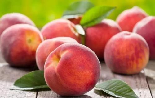 女性吃桃子能补血？营养师：夏季吃桃子，别犯这几个致命的错误