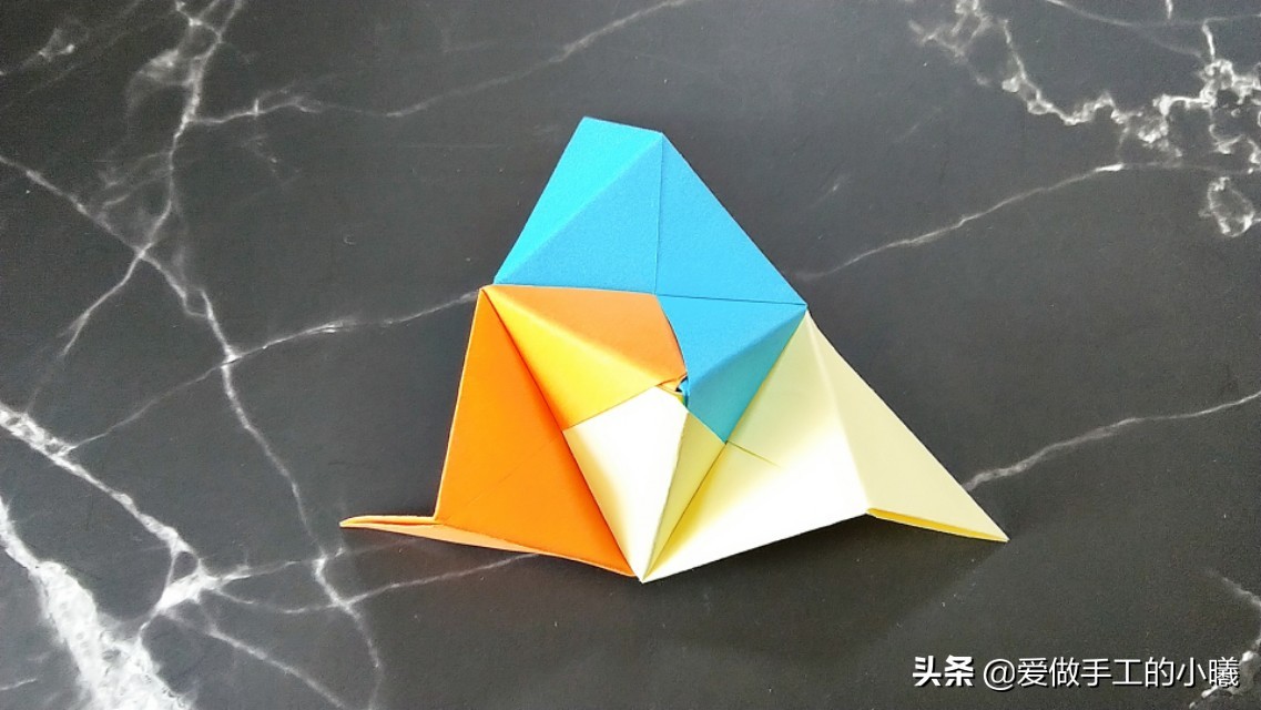 好玩的折纸旋转陀螺有一点点复杂,不用胶水就可以折的陀螺