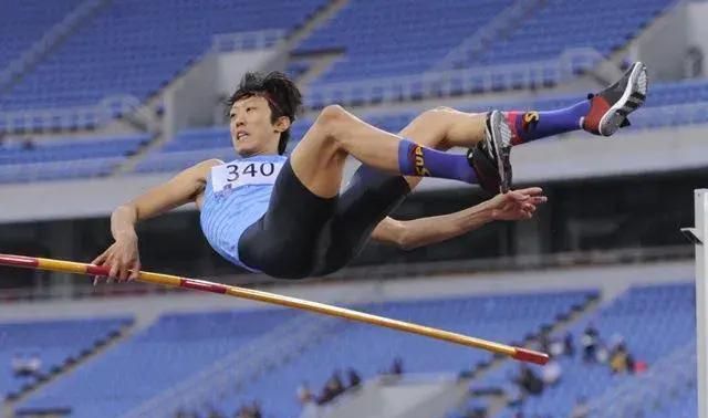 跳高之神张国伟退役视频,昔日跳高第一人张国伟去哪了
