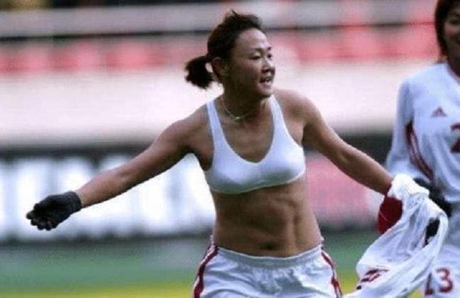 女足脱衣庆祝第一人,中国女足脱球衣庆祝动作