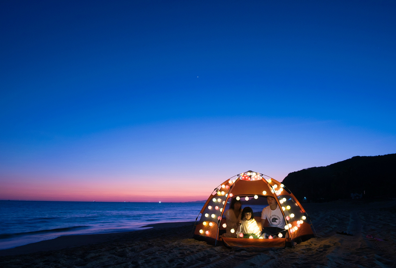 你在南方瑟瑟发抖，我在这里遛娃、看猴、赶海····