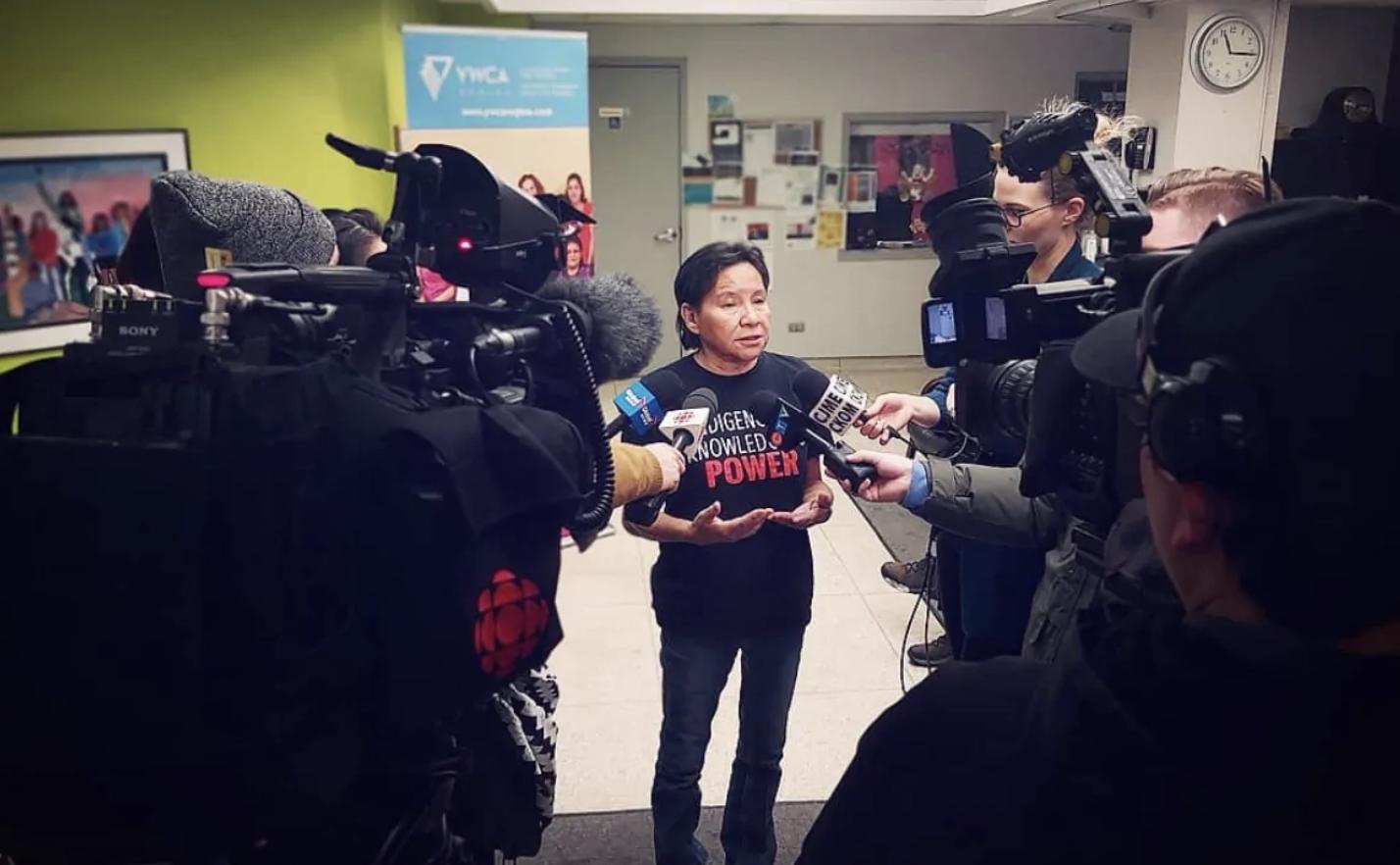 总理也调侃？加拿大艺术家画半裸特鲁多，被批歧视土著妇女引热议