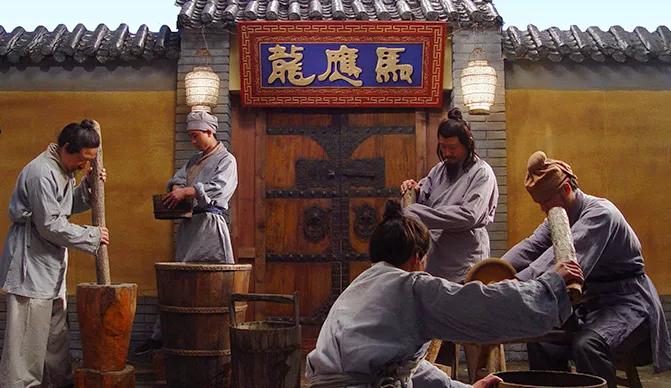 百年老牌马应龙又放大招，把眼纹收拾得服服帖帖，没有年龄感