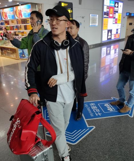 这不是有病？骨折球员按要求到国家队报到能踢过泰国吗