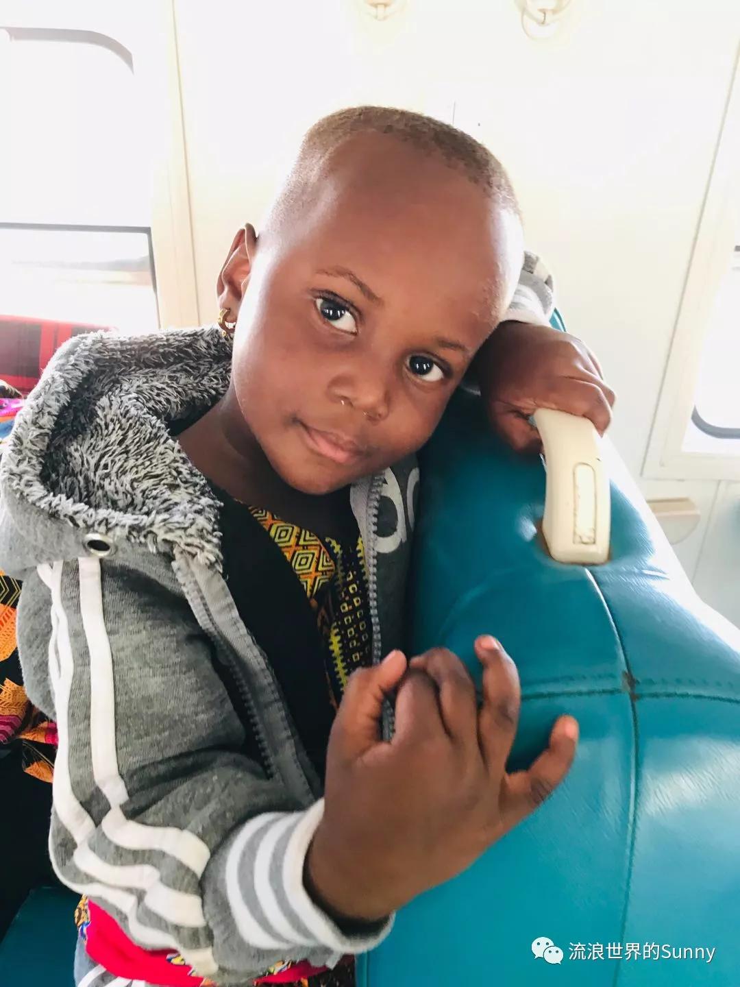 流浪非洲，乘坐中国援建火车去赞比亚，满满的亲切