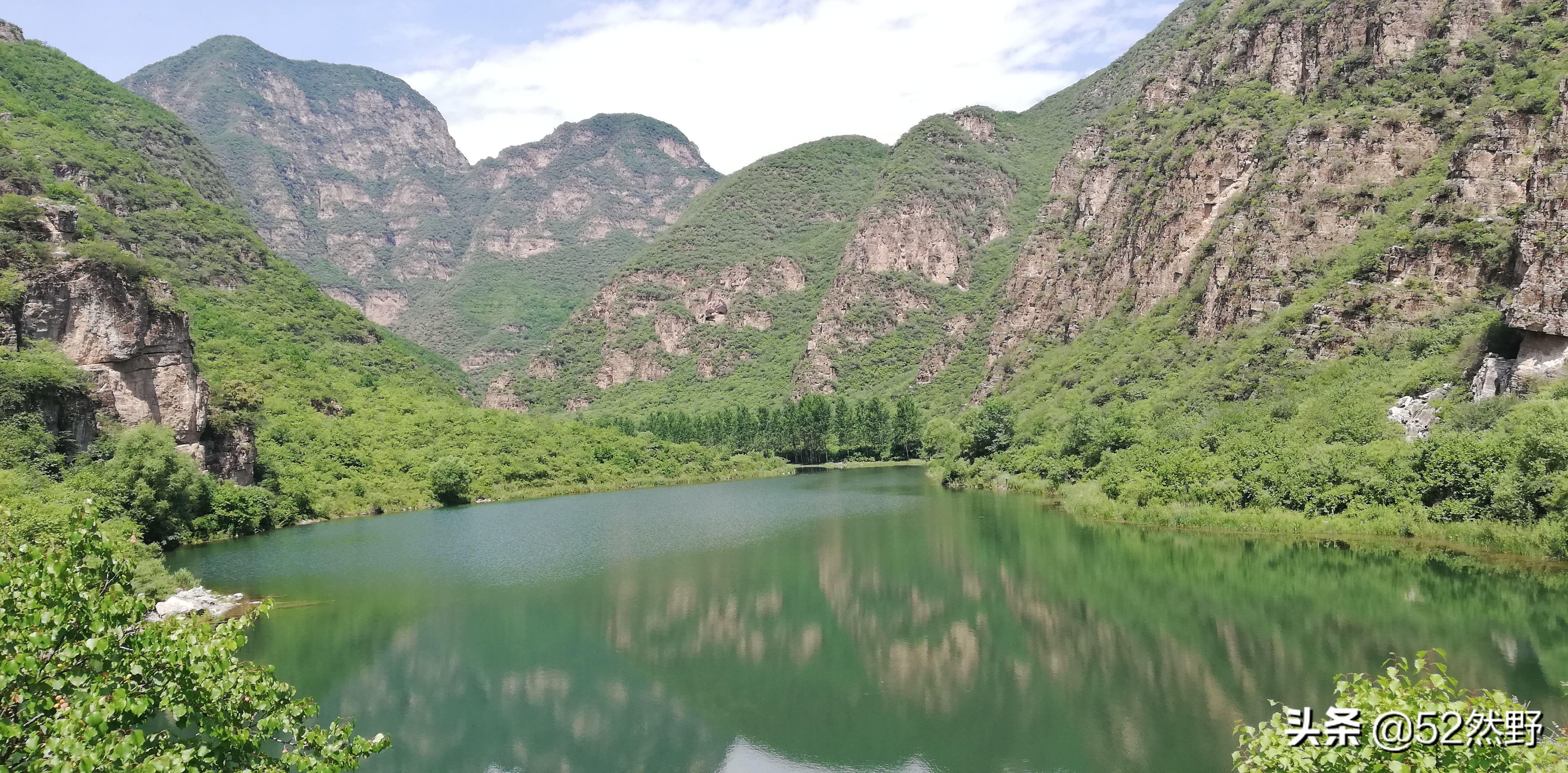 燕山唯一丹霞长嵯，山村溪水野草闲花