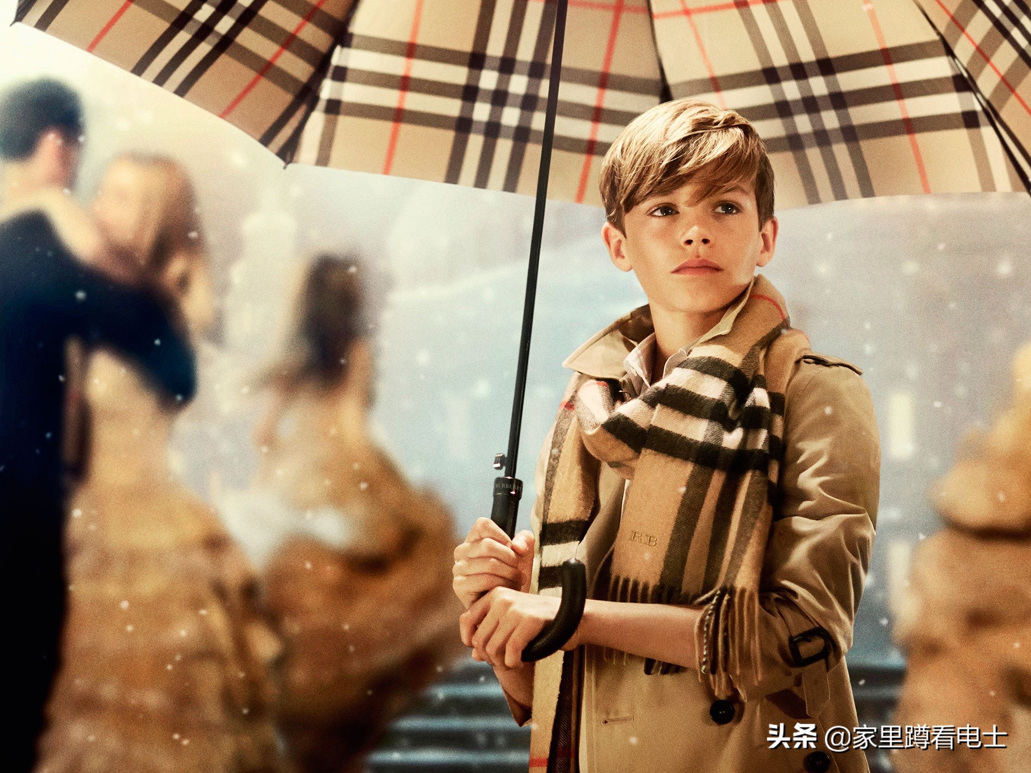 贝克汉姆17岁儿子照片,贝克汉姆抬头纹帅