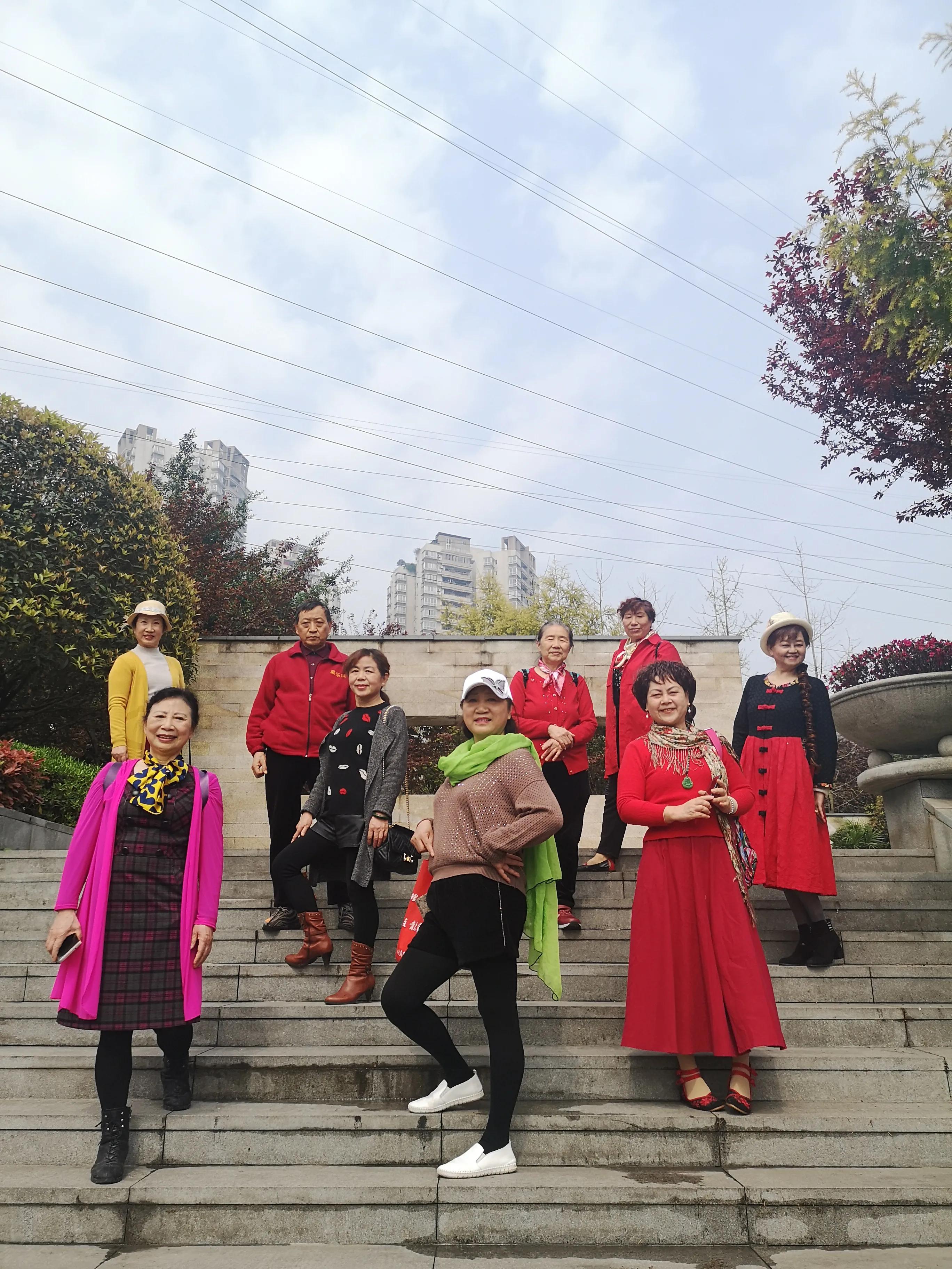 春游和姐妹踏青,春游踏青姐妹拍照