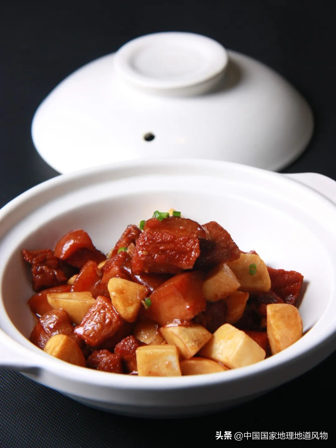 红烧肉是一道非常经典的中式菜肴,红烧肉中国家常菜的经典