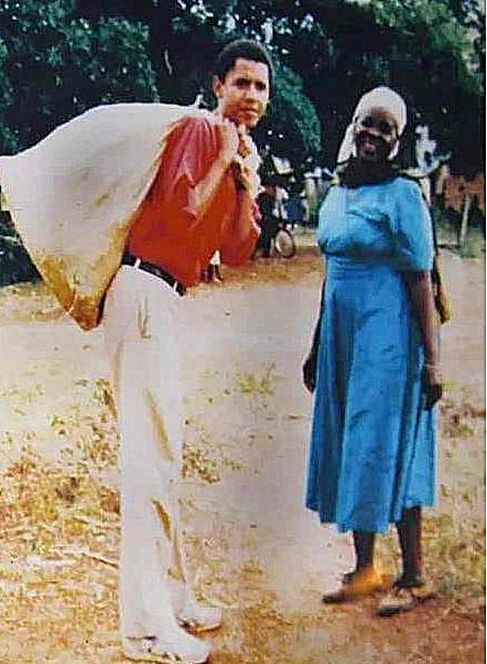 奥巴马首次回非洲老家：帮祖母扛大米，和兄弟们一起在村头喝酒