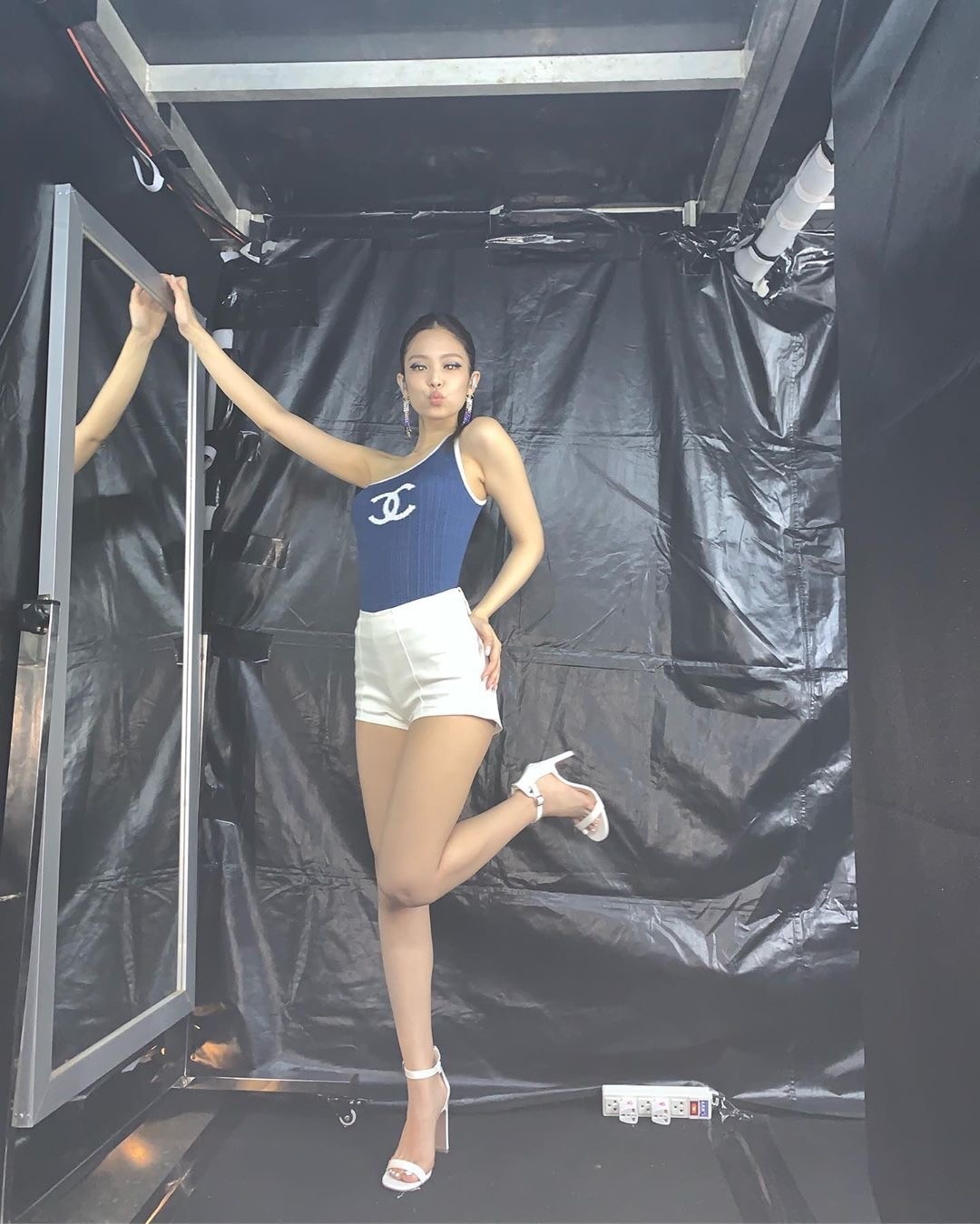 金智妮最新穿搭长款,金智妮最新牛仔裤造型