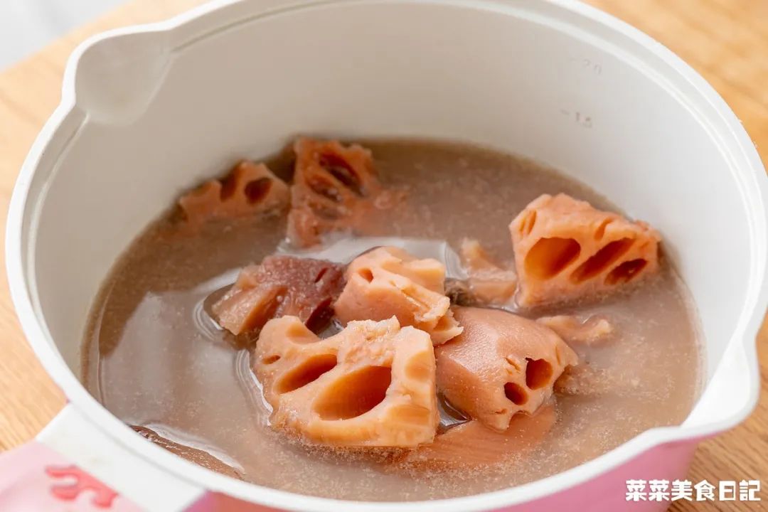 折腾一下午的年夜饭终于上桌了,历时五小时为家人做一顿年夜饭