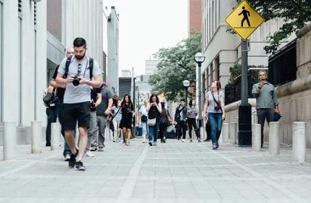 一边走路一边胯下运球,一边走路一边拍手