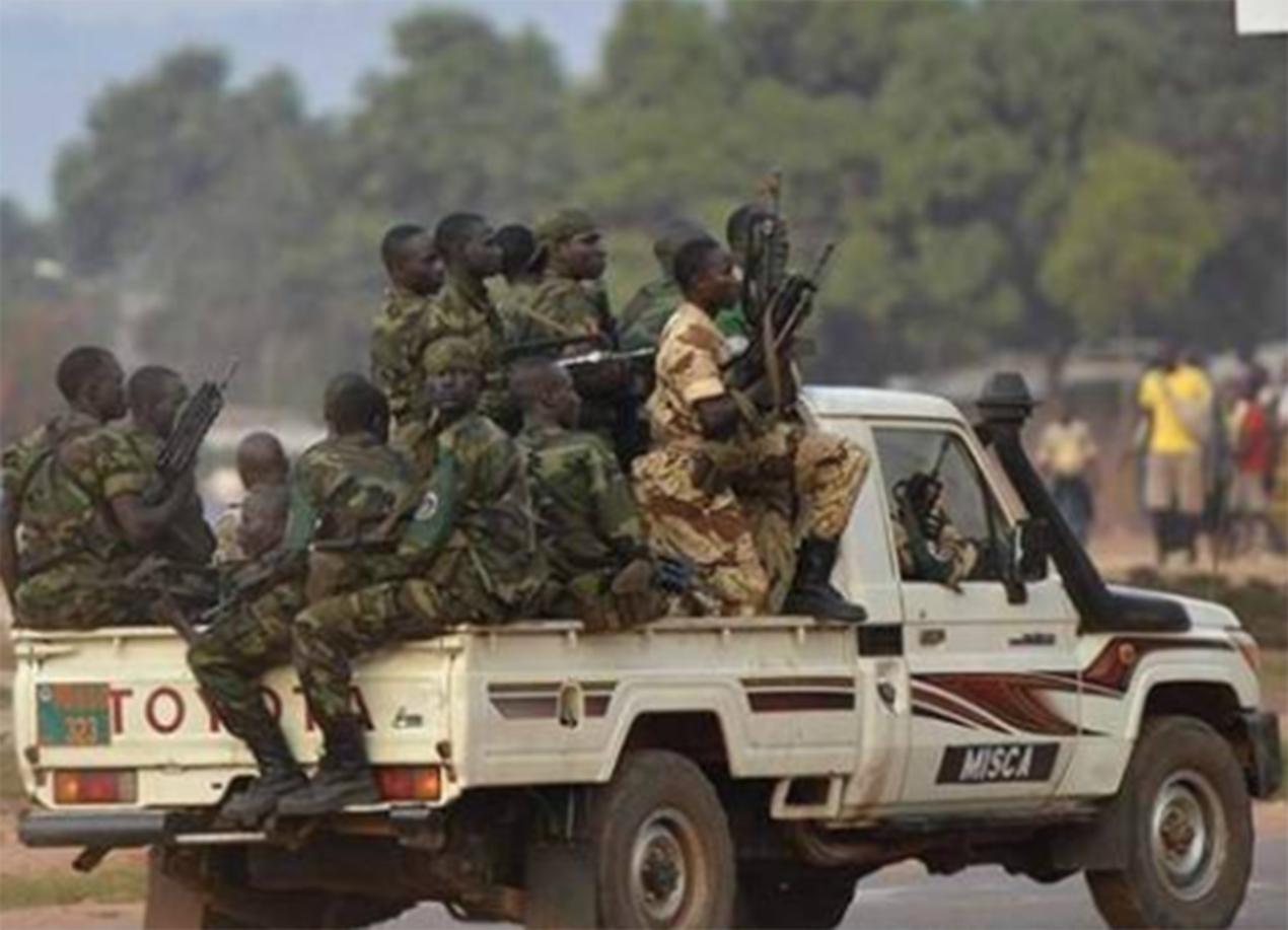 举到头顶，不瞄准就射击非洲军人的奇葩式开枪，竟真有大作用！