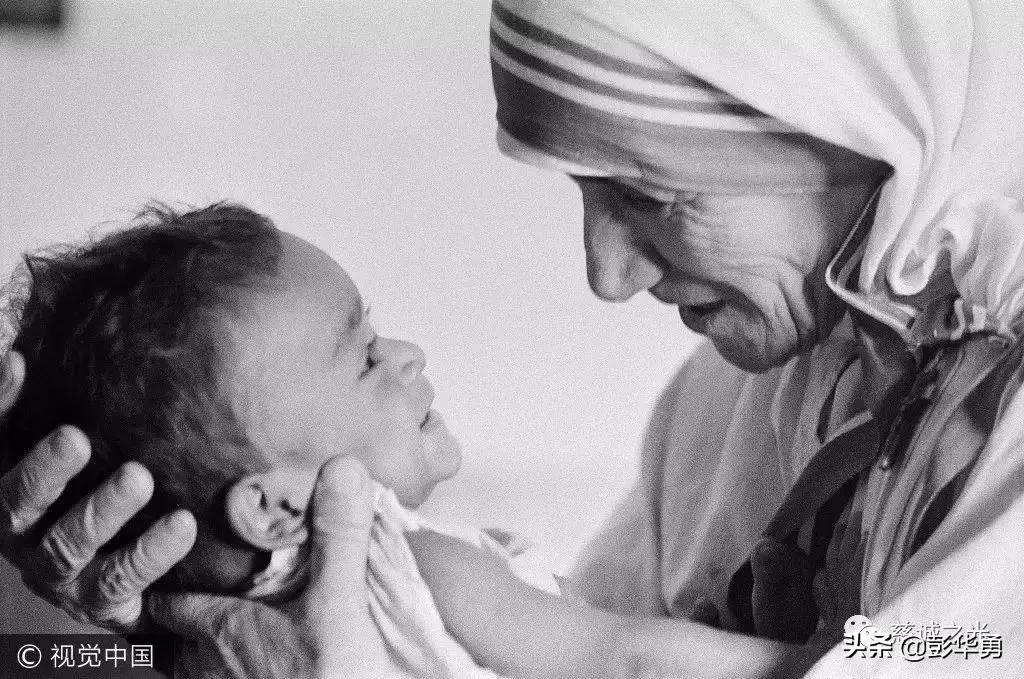 一个让世界停止战争，连总统都为其下跪的女人，我们必须铭记